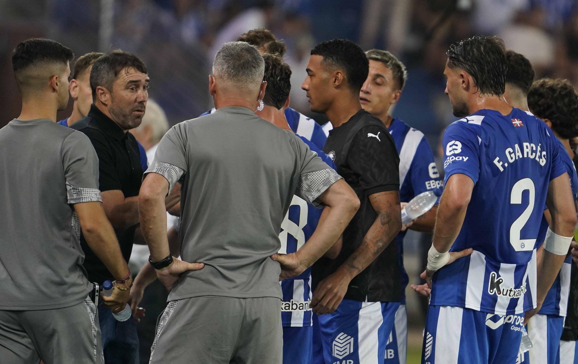 En imágenes: Así está siendo el debut liguero del Alavés contra el Levante