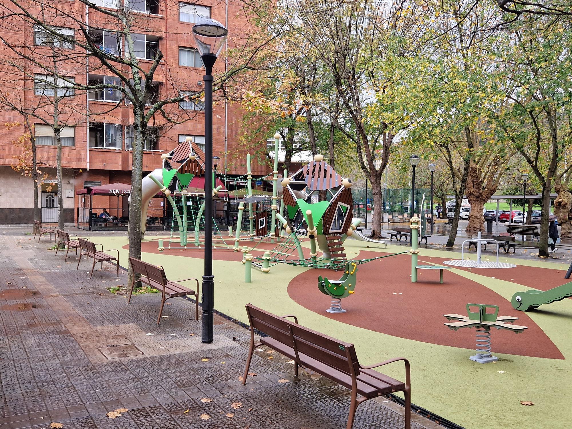 Nuevos columpios en la Campa Ibaizabal en el barrio de La Peña