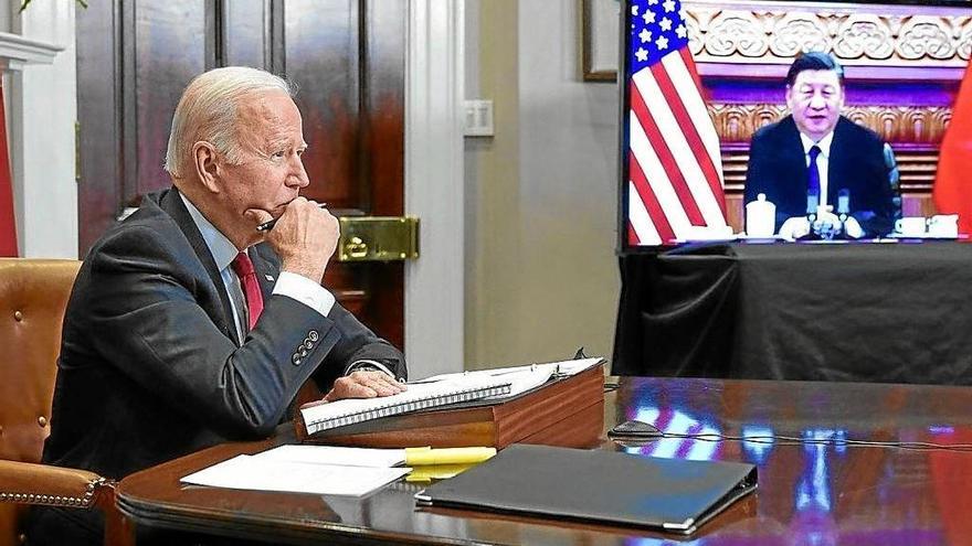 Joe Biden mantiene desde su despacho el encuentro virtual con Xi Jinping. Foto: Afp