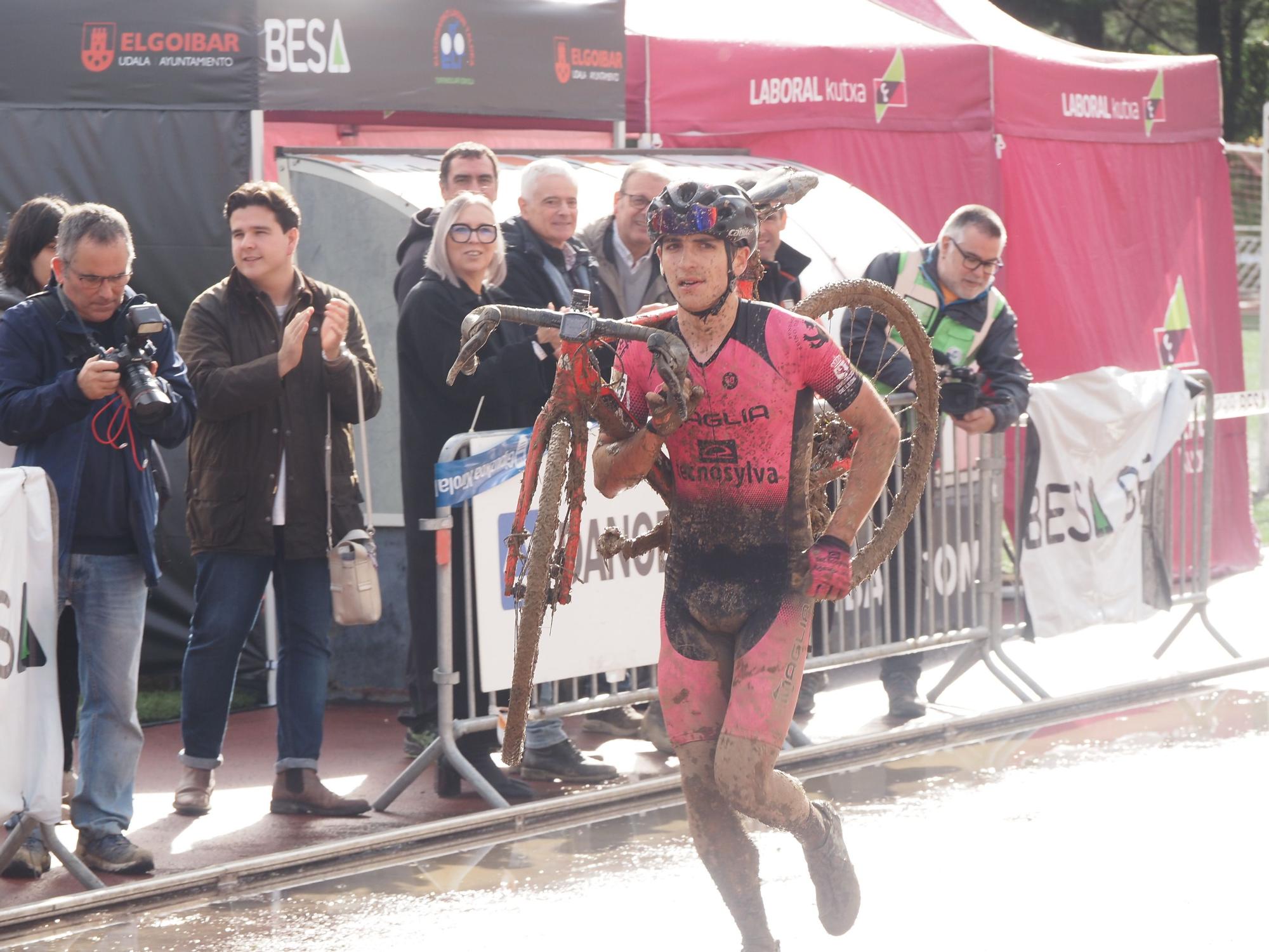El barro se sumó al espectáculo de ciclocross en Elgoibar