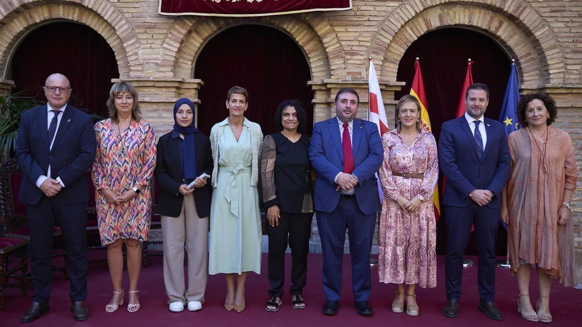 De izqda. a dcha.: El consejero Carlos Gimeno; la vicepresidenta Ana Ollo; Zuhal Sherzad; la Presidenta de Navarra, María Chivite, Nadia Ghulam; el presidente del Parlamento de Navarra, Unai Hualde, la delegada del Gobierno en Navarra, Alicia Echeverría; el alcalde de Tudela, Alejandro Toquero; y la consejera de Derechos Sociales, Economía Social y Empleo, Carmen Maeztu.