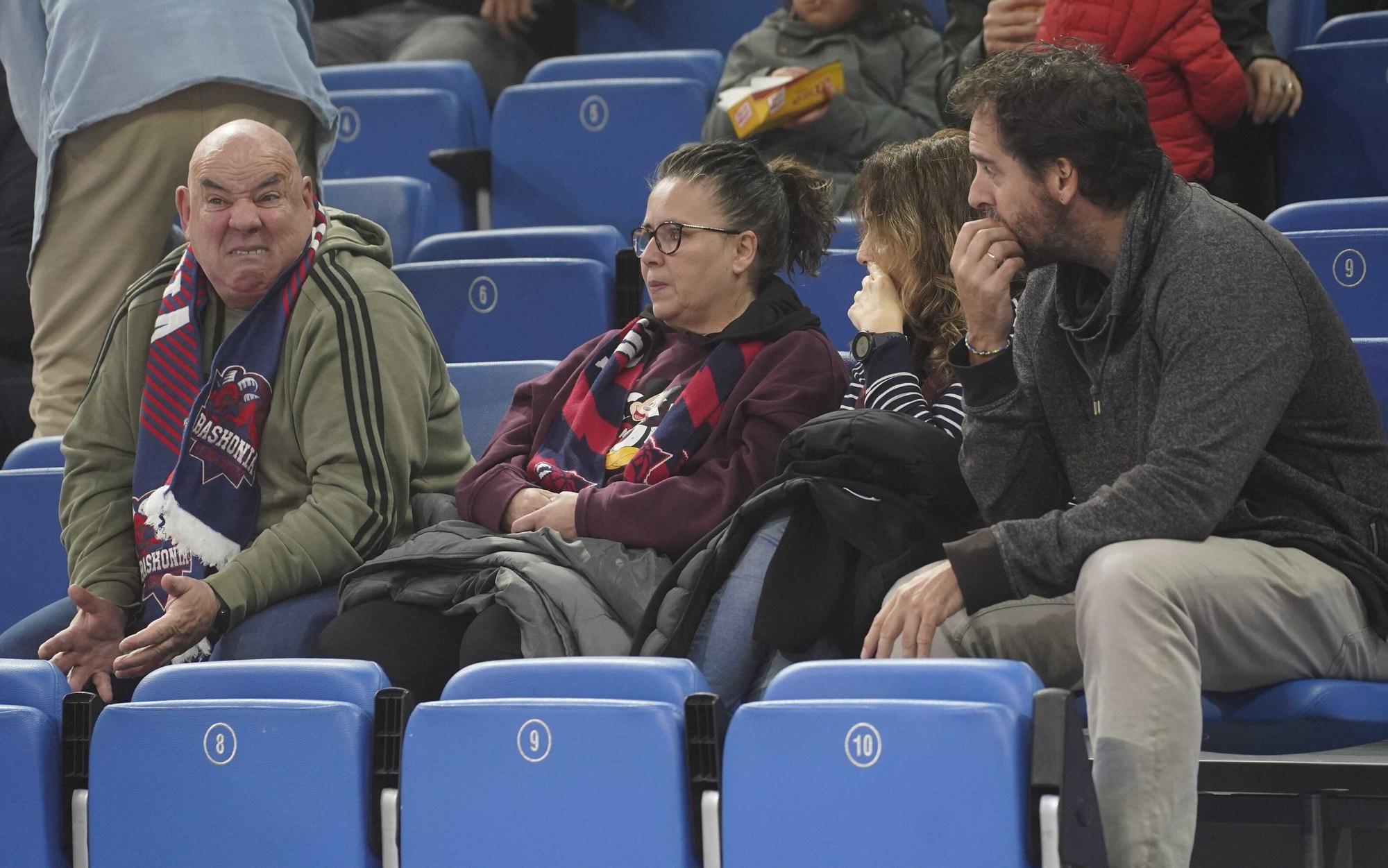 En imágenes: Búscate en las gradas del Buesa Arena en el Baskonia - Dubái