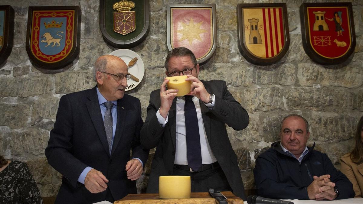 Jose Mari Ustarroz (i), con Víctor Sánchez, director del Hotel Tres Reyes, en el corte del primer Queso Idiazabal en 2019.