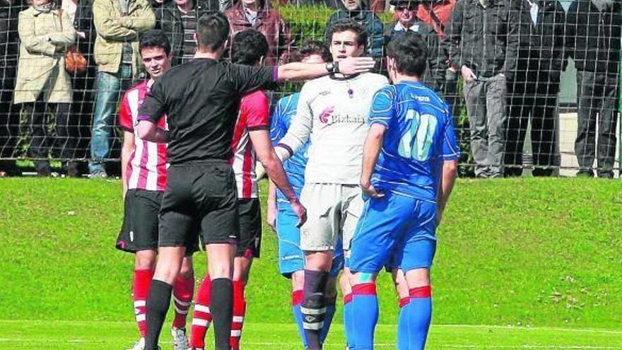 El árbitro se erige en  el protagonista del derbi