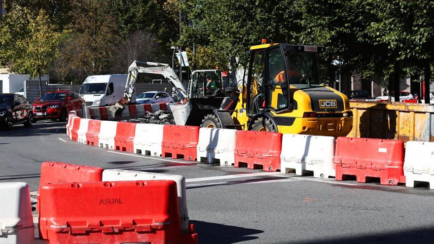 Primer día de cortes por obras en la Plaza Euskadi de Bilbao