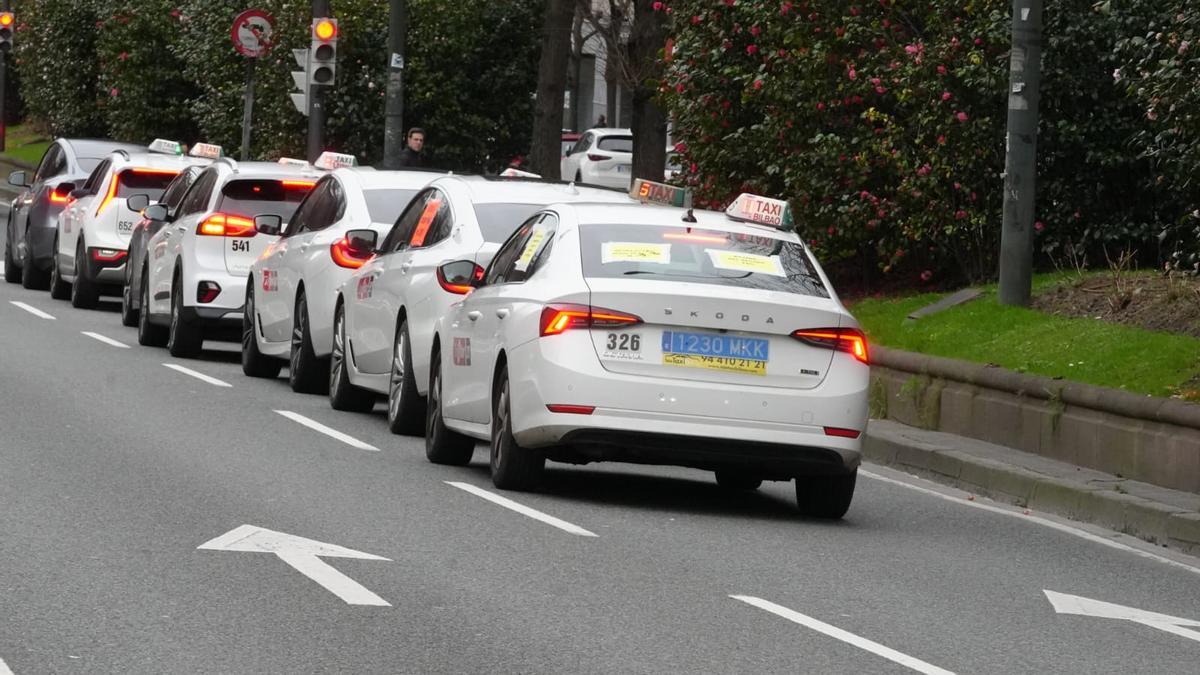 Taxistas de Bizkaia protestan por la subida de los precios de los seguros.