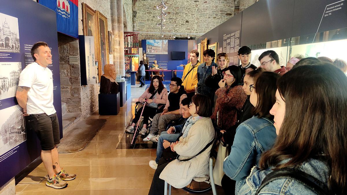 Jorge, con la asociación Nahiarte en el museo de historia de la villa