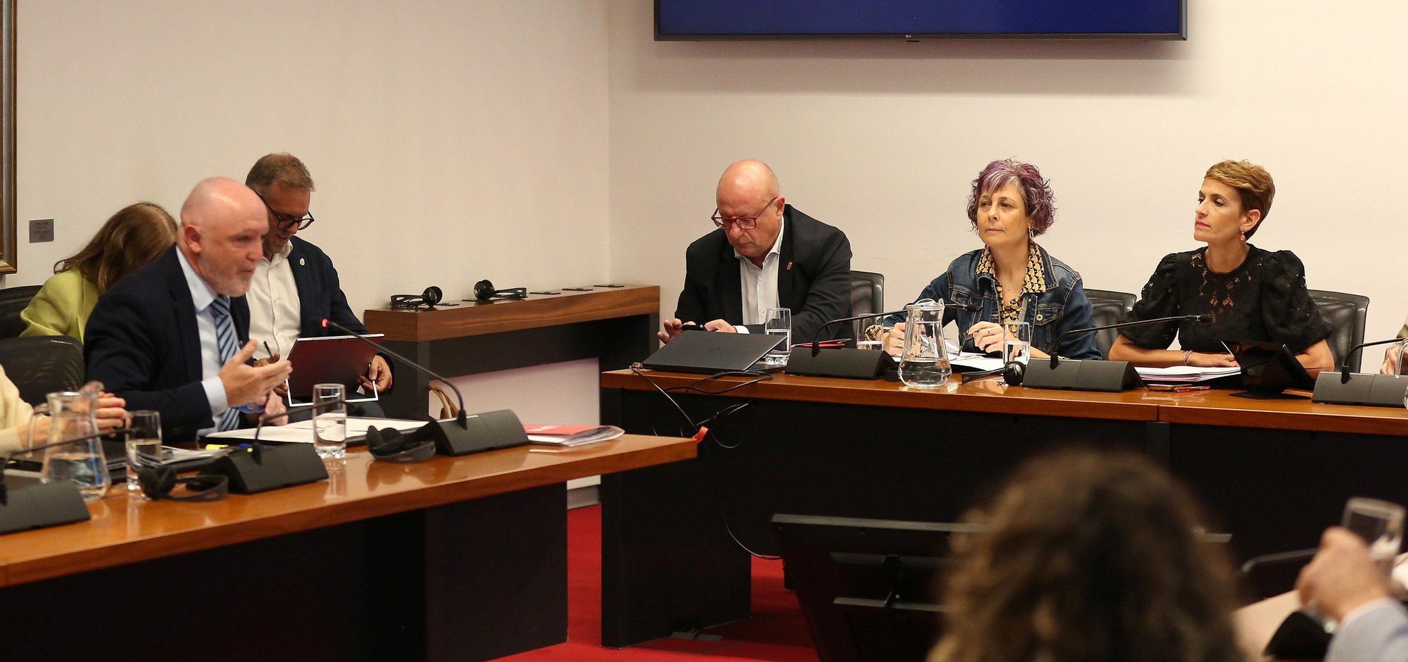 Fotos de la comparecencia de María Chivite en el Parlamento para explicar los informes de la OANA