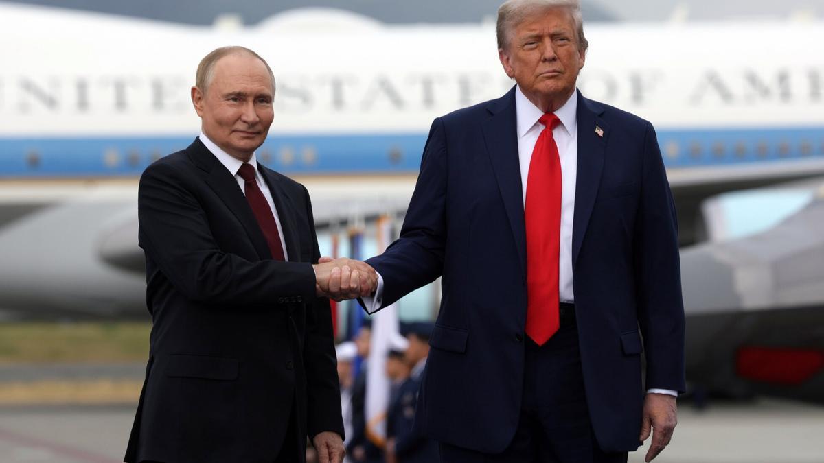 El presidente ruso, Vladímir Putin, y su homólogo estadounidense, Donald Trump, tratan en Alaska la invasión rusa de Ucrania.