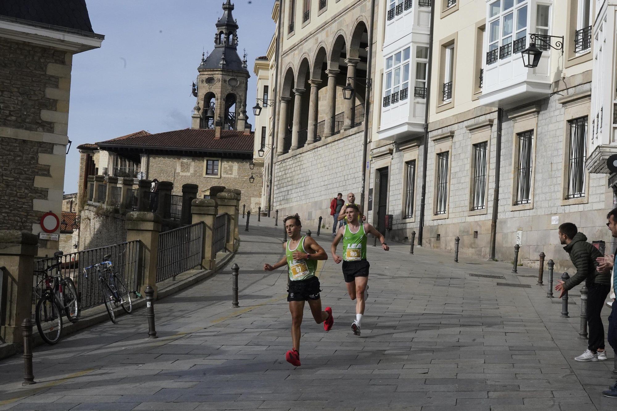 En imágenes: Miles de personas conquistan la Almendra de Gasteiz