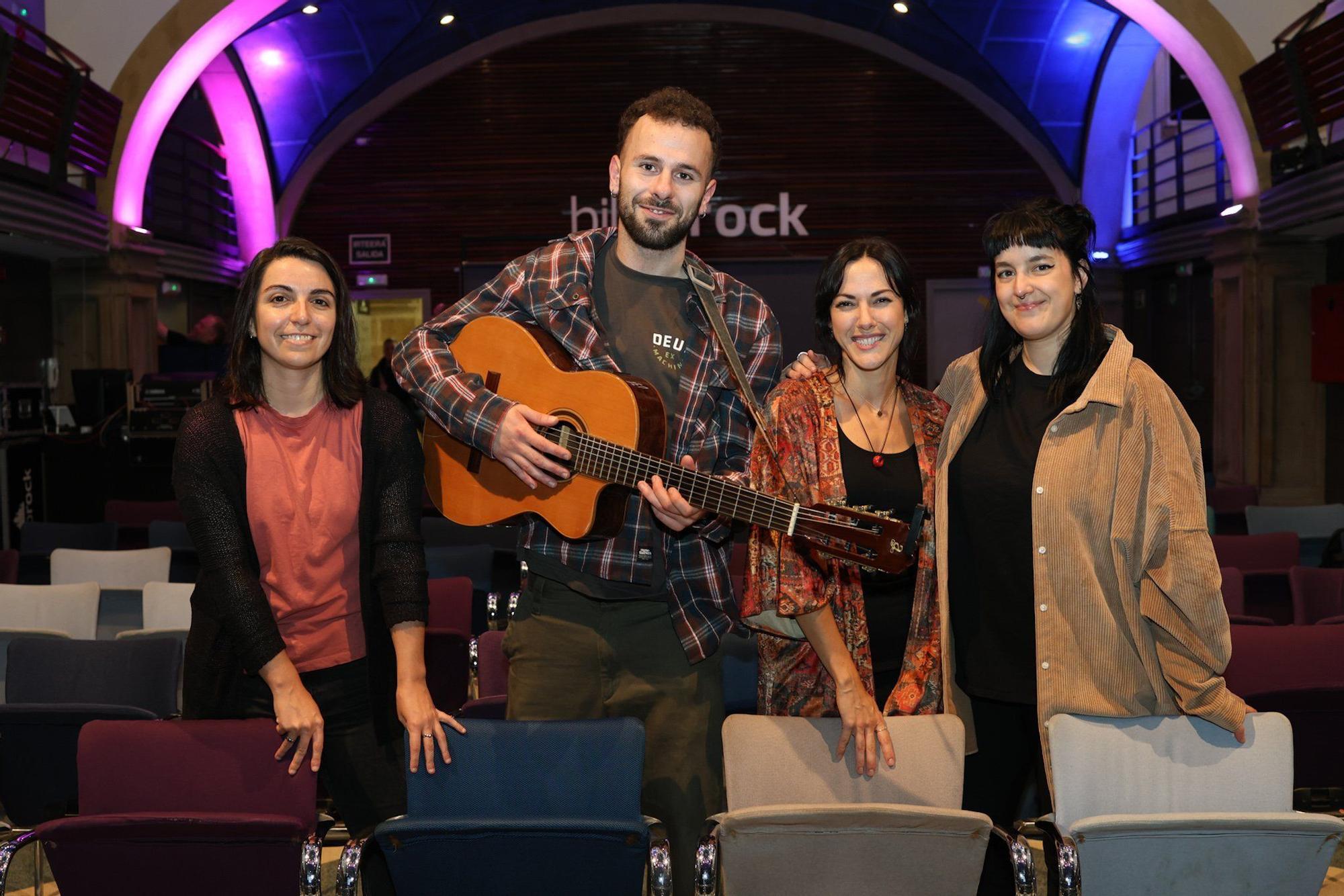 La poeta Olaia Rodríguez con el músico Pablo Sarabia, la actriz Sandra Ortueta y la artesana de las velas, Irene Río.