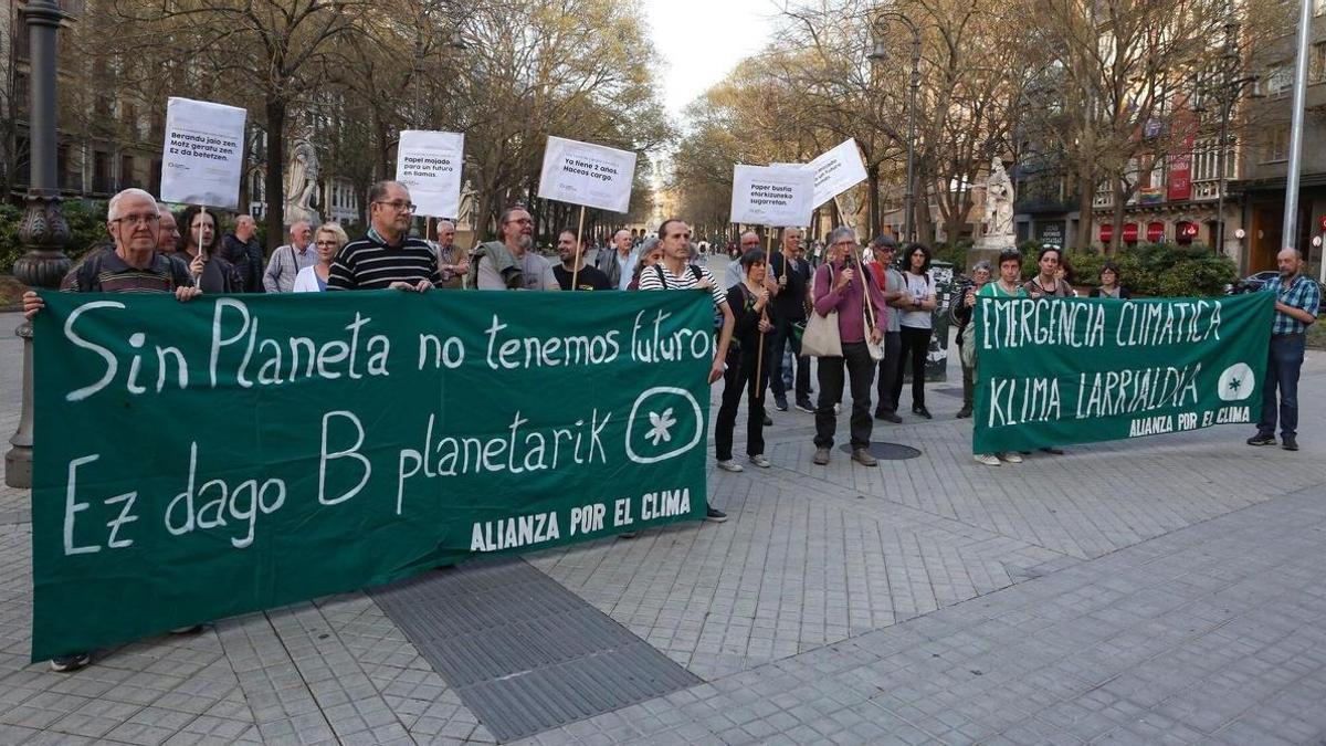 Concentración convocada por Alianza por el Clima junto al Parlamento para reclamar una acción comprometida frente al cambio climático el año pasado.