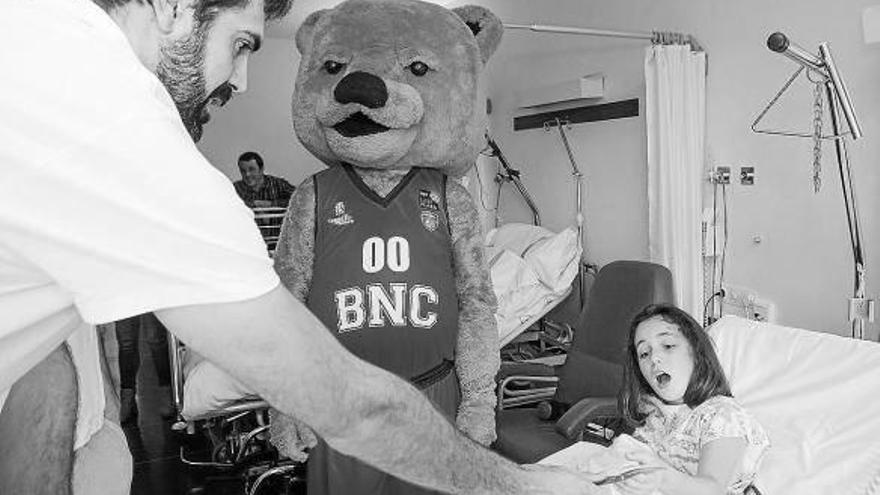 Basket Navarra visita a los niños ingresados  en el CHN