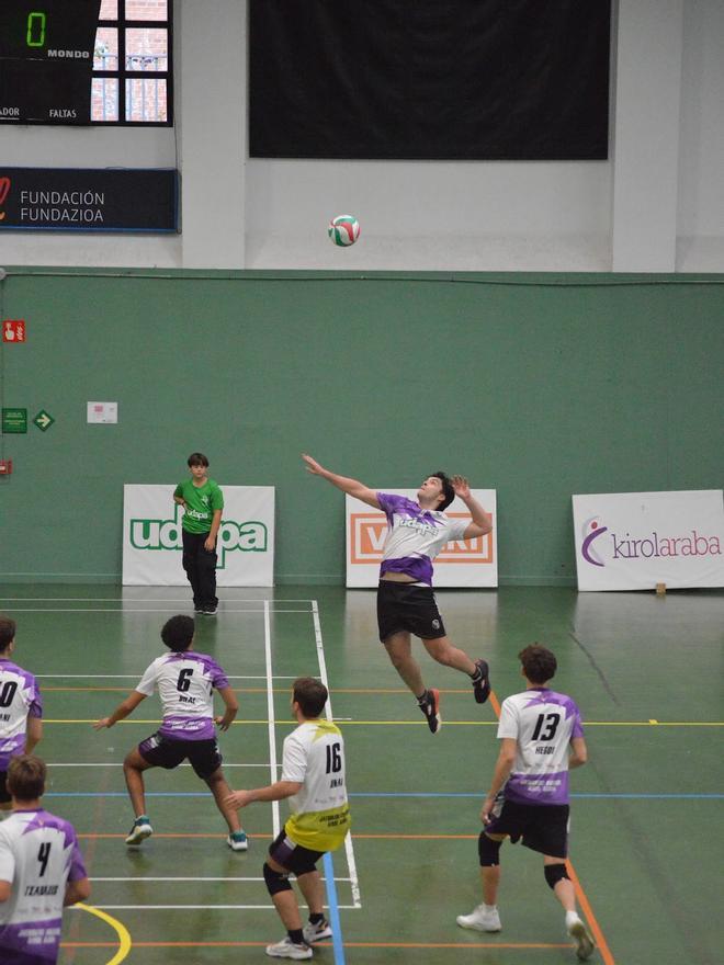 Un jugador del Jatorkide se dispone a rematar en el duelo contra el Chamartín.