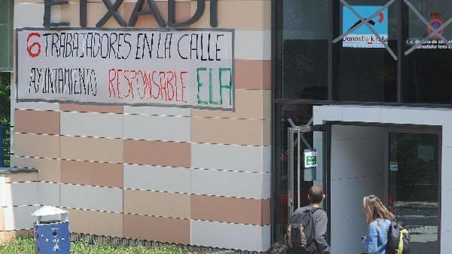 Etxadi cerrará por huelga si el Consistorio no mantiene a los seis trabajadores de la contrata