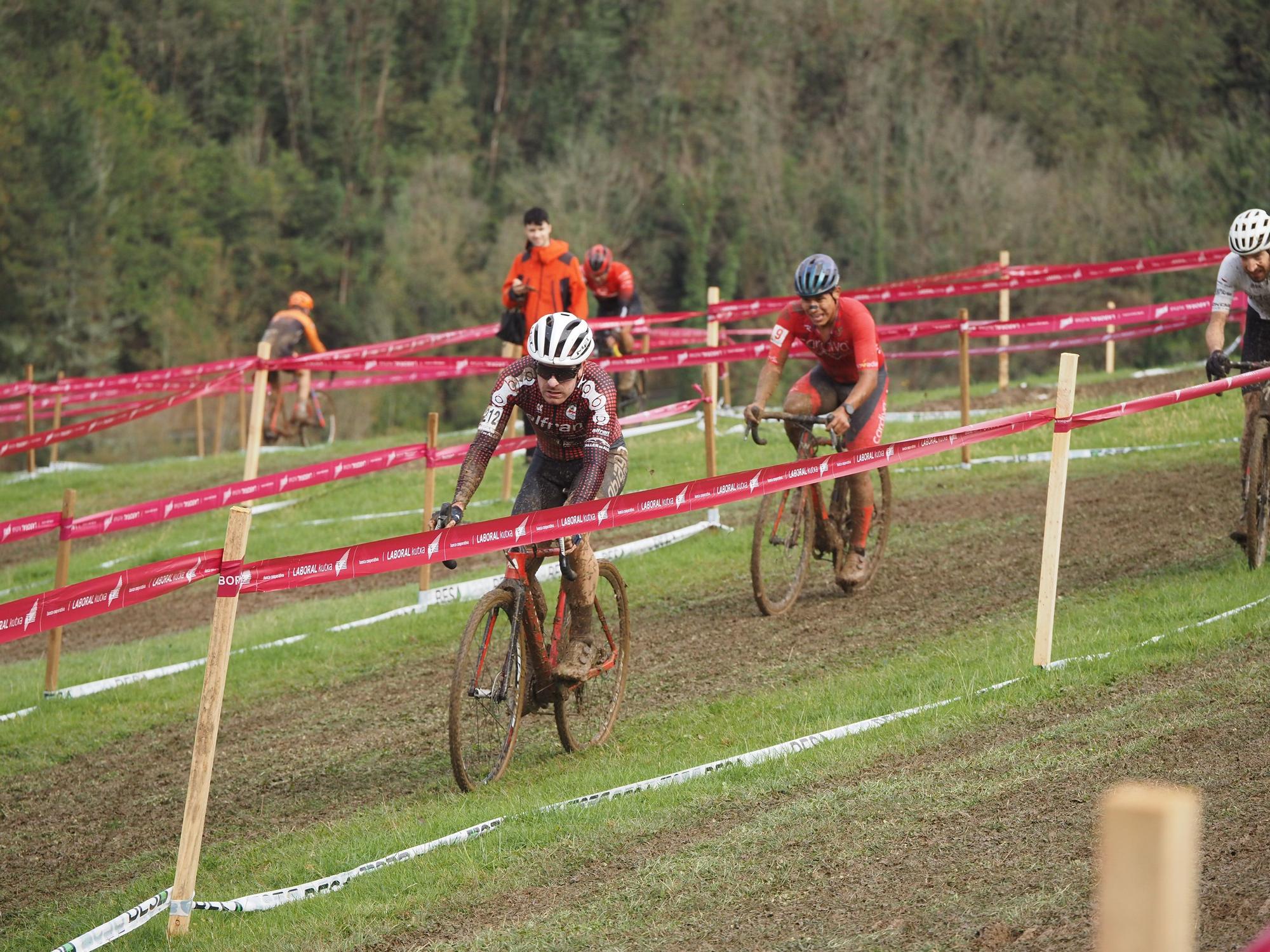El barro se sumó al espectáculo de ciclocross en Elgoibar