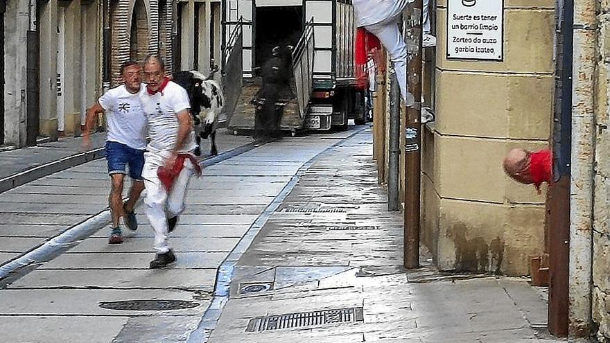 Encierro de fiestas de Estella: tapón y vuelta en Entrañas, y poco más