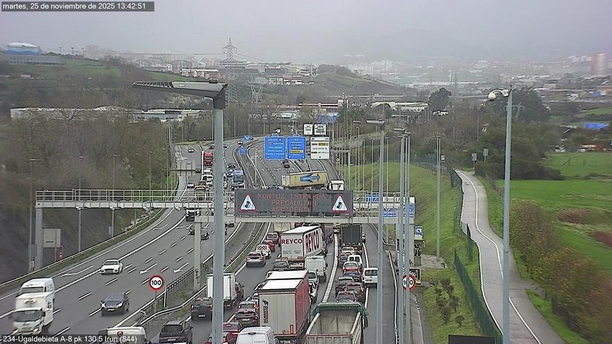 Un camión hace la tijera en la A-8 y corta tres carriles dirección Bilbao