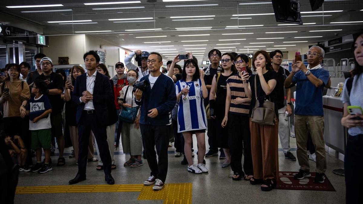 Aficionados japoneses de la Real Sociedad, en el aeropuerto de Nagasaki