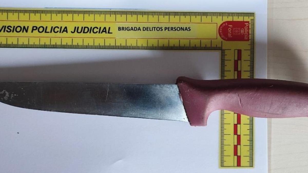 Cuchillo intervenido al detenido en Pamplona por amenazas, lesiones y robo.