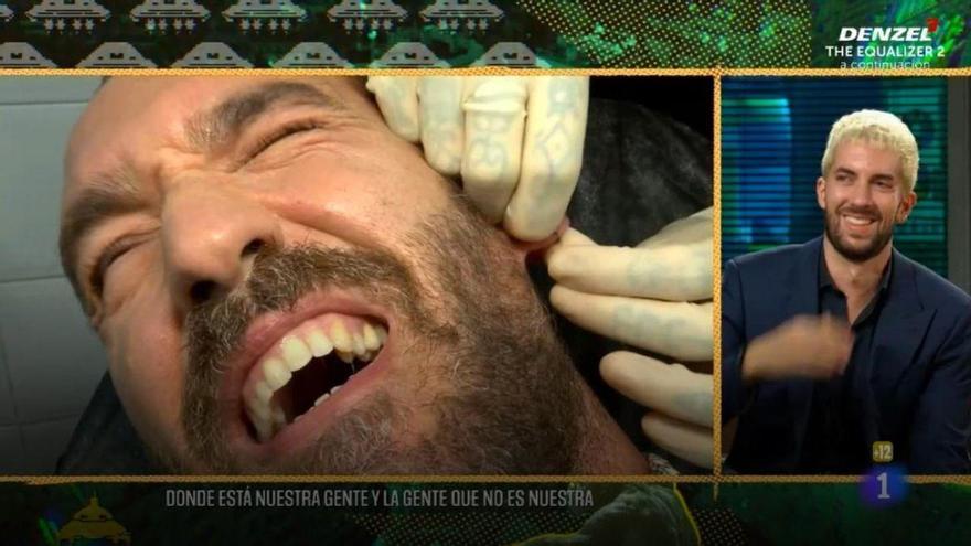 Jorge Ponce sorprende en su regreso a La Revuelta: se hace un pendiente junto a un señor de 71 años