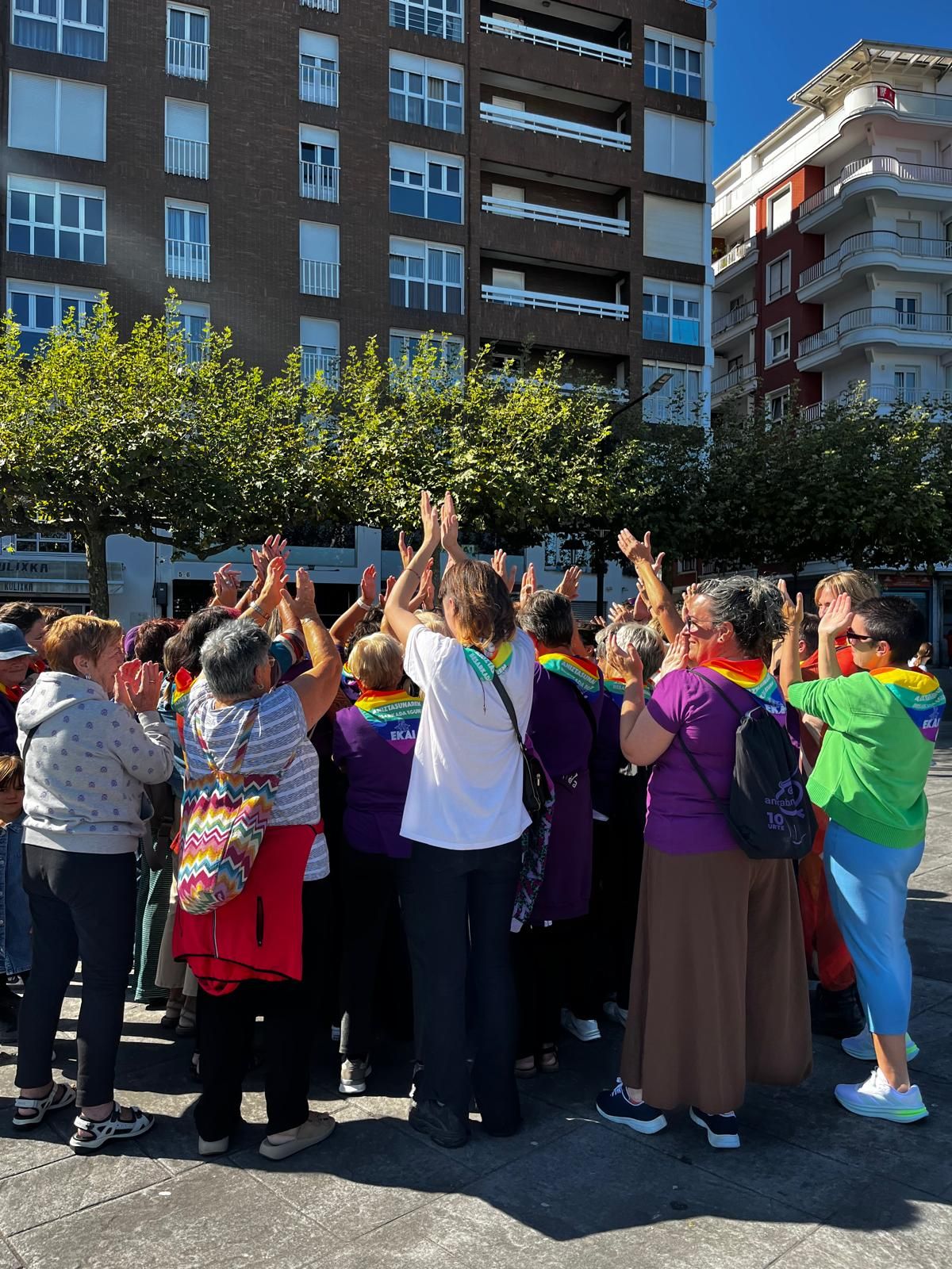 En imágenes: Ondarroa celebra el Día del Abrazo a la Diversidad