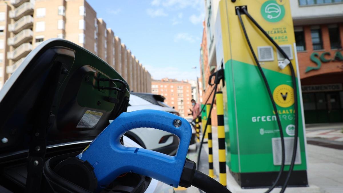 Un coche, en el punto de recarga para vehículos eléctricos.