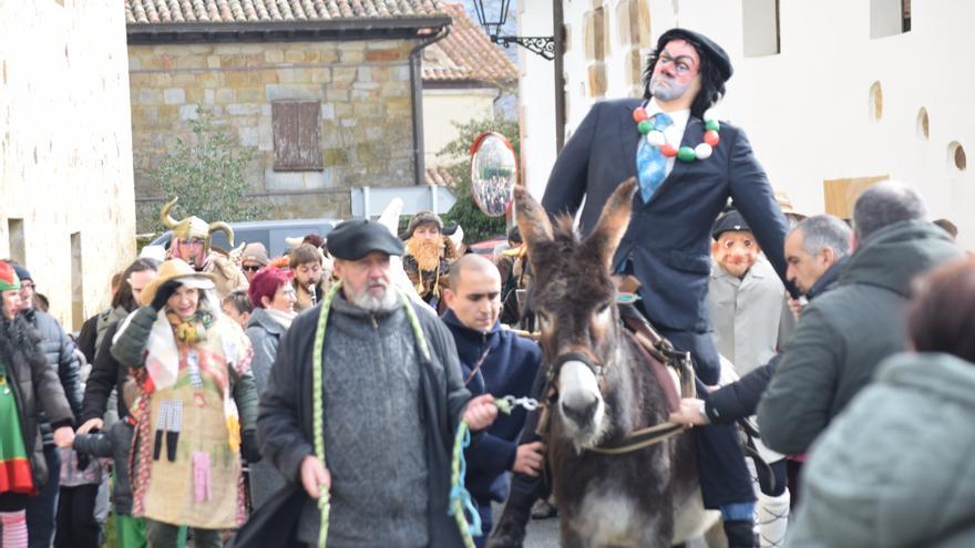 El frenesí carnavalero rural atrapa a la Llanada