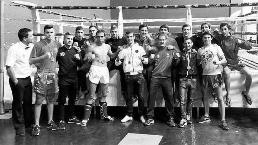 Equipo del Club Navarro Kanku que compitió en el Campeonato de España de Kick Boxing.