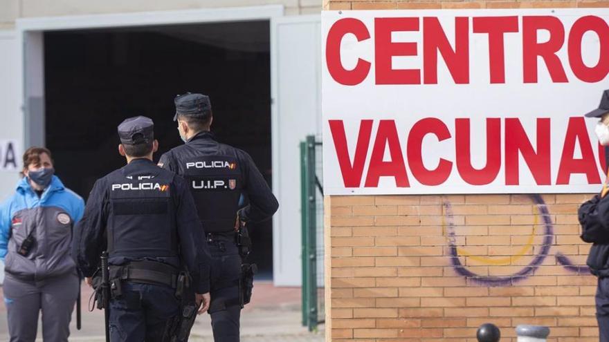 Agentes de policía ante un centro de vacunación