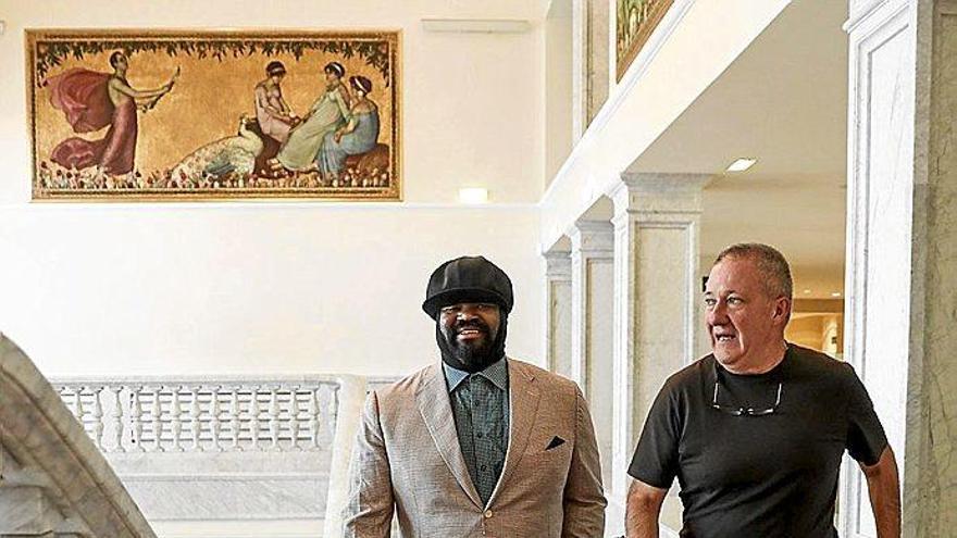 Gregory Porter, a la izquierda, acompañado del director del Jazzaldia, Miguel Martín.