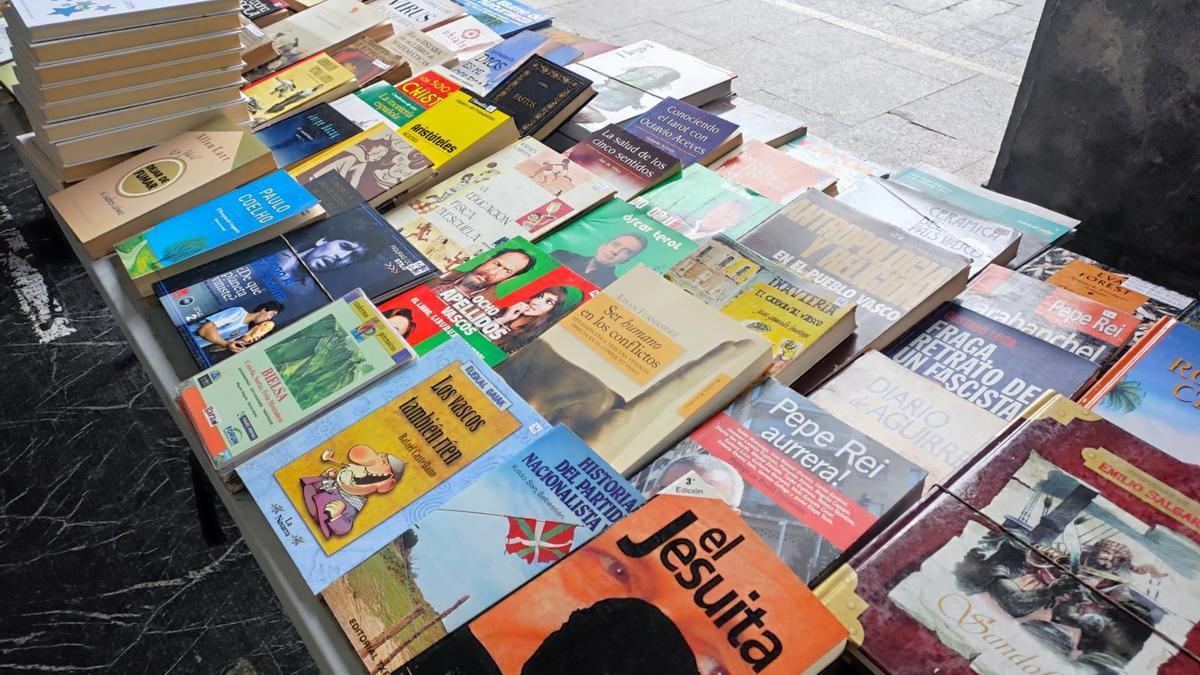 Los puestos de Kaleko Elkartasun eta Kultur Elkartea recogen una variedad de tematicas fruto de las donaciones de libros que reciben.