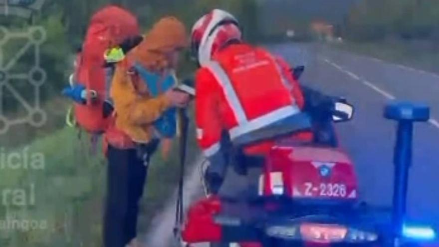 Un Policía Foral auxilia a un peregrino coreano en el Puerto de Erro