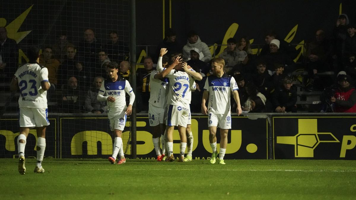 El Alavés celebra uno de sus goles contra el Portugalete.