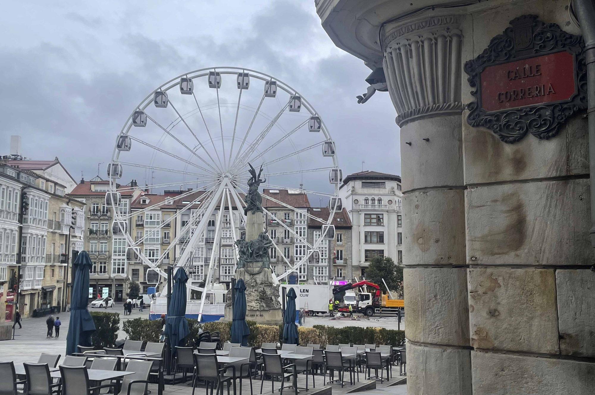 Una noria gigante en la plza de la Virgen Blanca es el principal reclamos navideño de este año en Vitoria