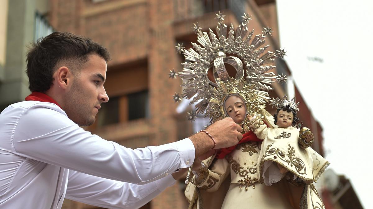 Alejandro Monroy fue el encargado este año de colocarle el pañuelo a la talla de la patrona, la Virgen de Nieva. 