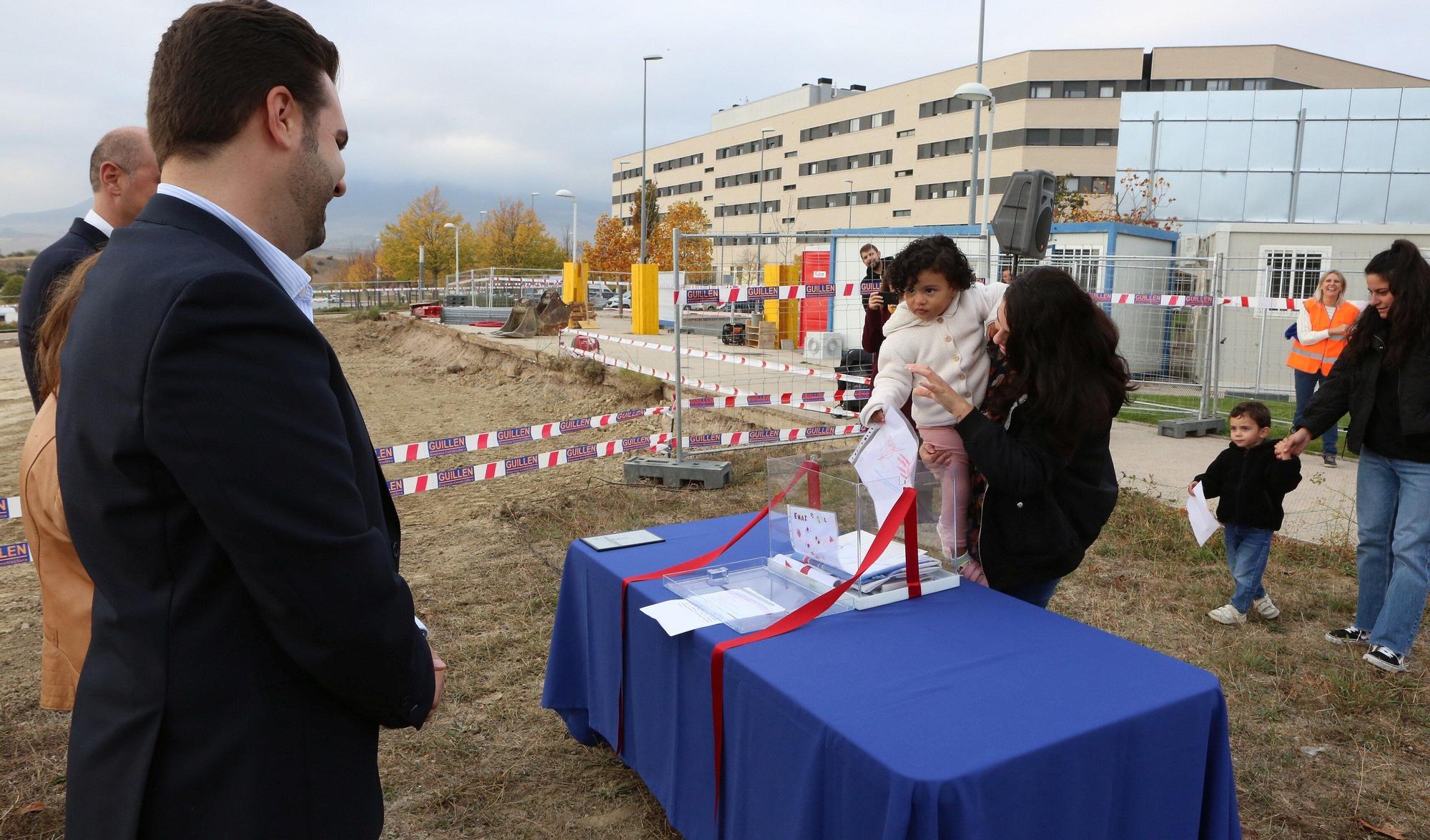 Colocación de la primera piedra de la nueva Escuela Infantil Sarastigorri en Zizur Mayor