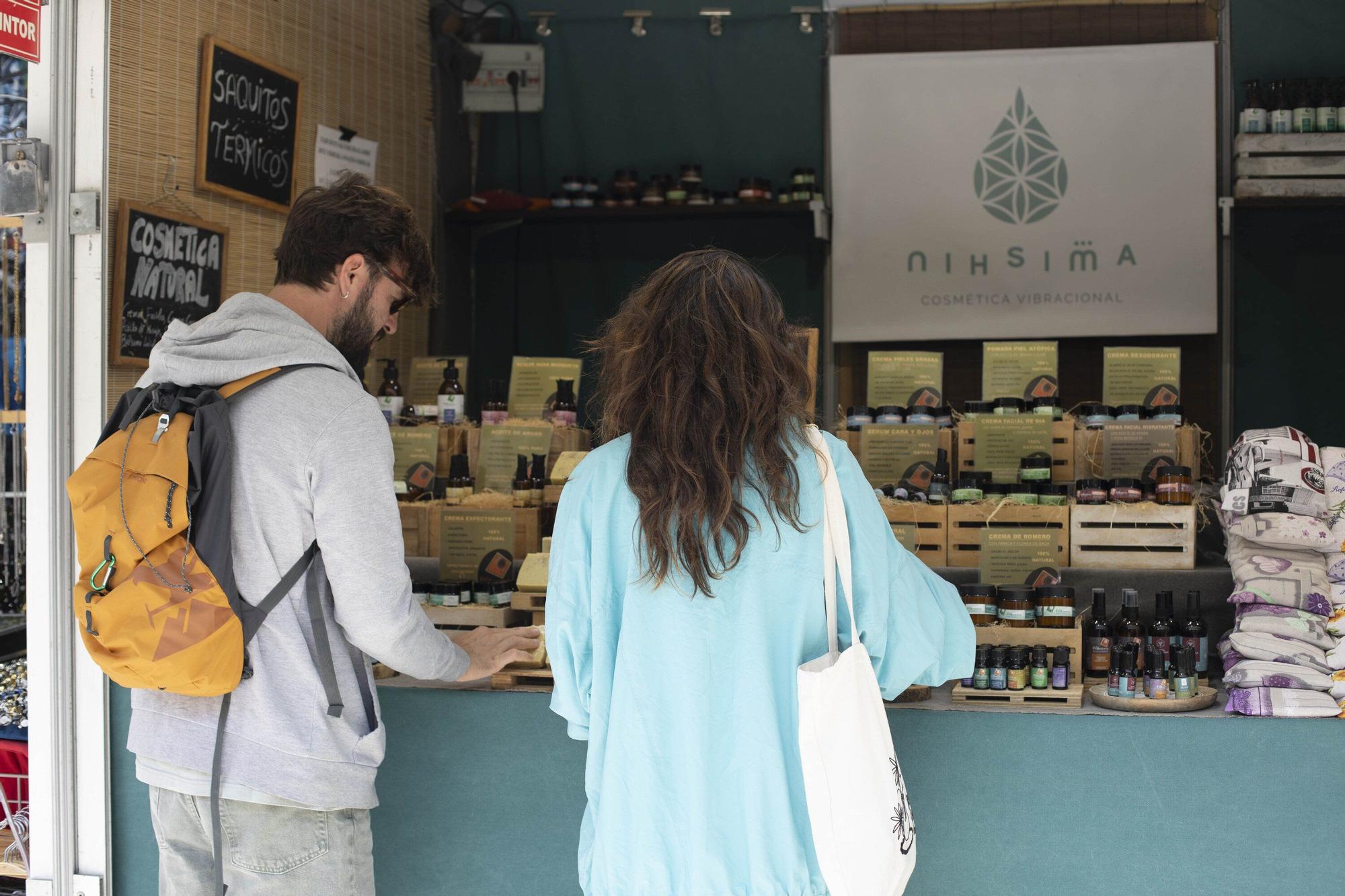 En imágenes: La plaza Santa Bárbara acoge la feria de La Blanca