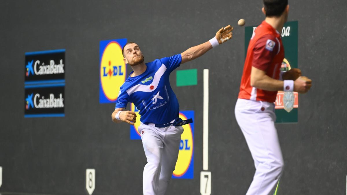 Jokin Altuna se mete en la final del Manomanista después de ganar a Unai Laso en el Atano III de Donostia.