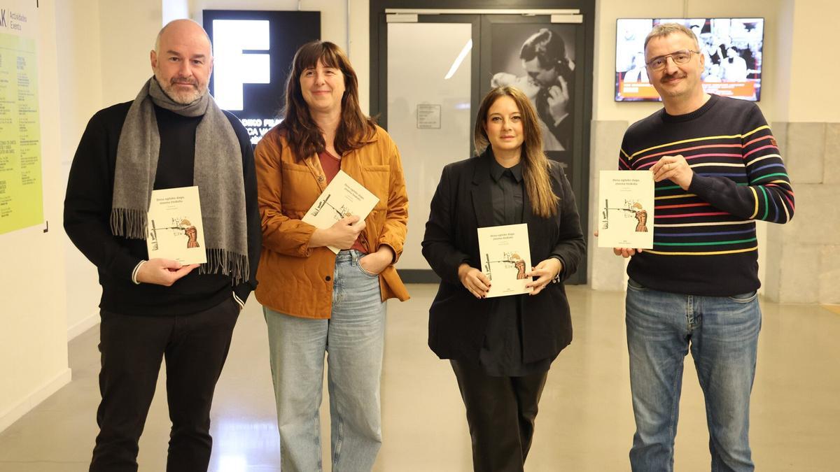 Joxan Fernández, Gentzane Martinez de Osaba, Iratxe Fresneda eta Josemi Beltran, gaur, &#039;Dena egiteke dago, zinema tirokatu&#039; liburuaren aurkezpenean.