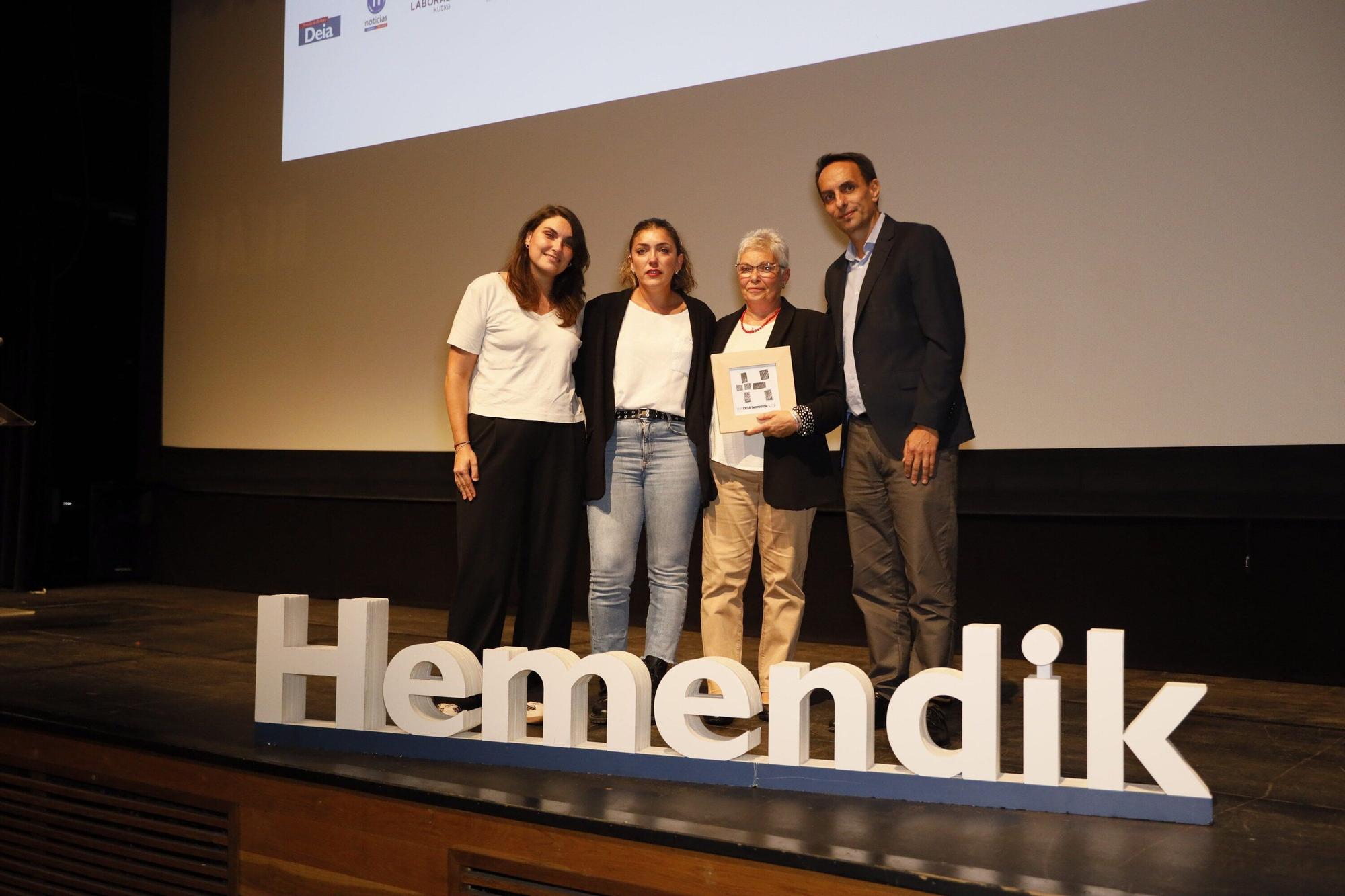 El director general de Editorial Iparraguirre, Ibon Mujika, dio a Marian Maté, Laura y Nerea Zunzunegi el premio a título póstumo a Emilio Zunzunegi.