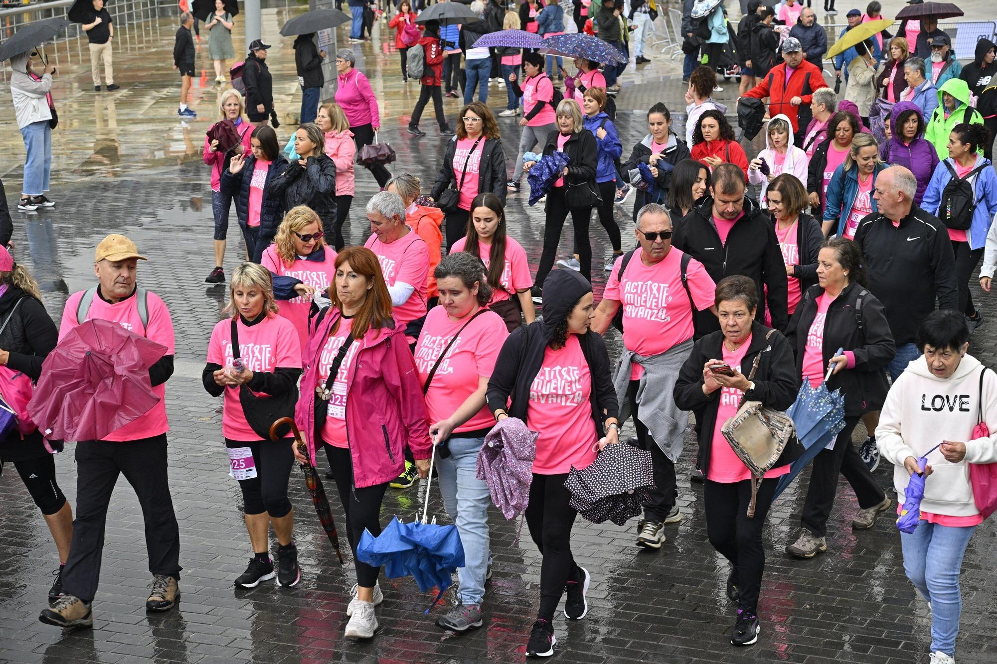 En imágenes: los paraguas tiñen la marea rosa de Bilbao