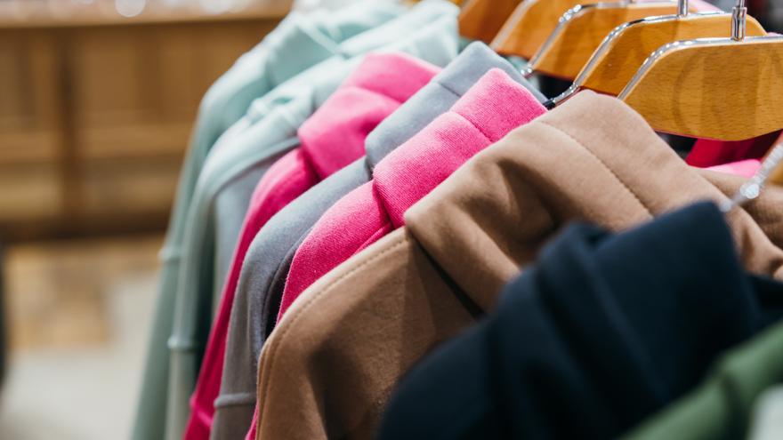 Estrenar sin pelusas: trucos para que sudaderas y jerséis no manchen tu ropa