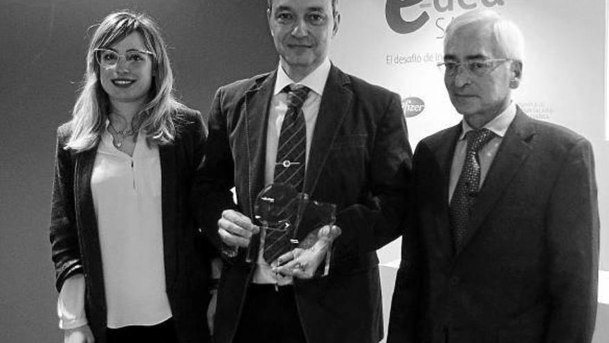 Marta Cildoz, Fermín Mallor y Óscar Moracho, tras la entrega del premio en el edificio de Navarrabiomed.