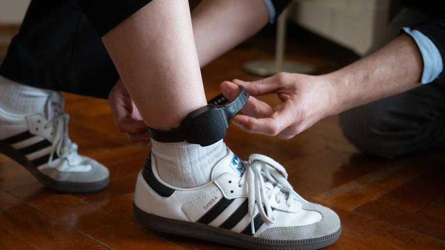 El sistema de pulseras para maltratadores sufre una incidencia y obliga a Igualdad a activar el protocolo de protección