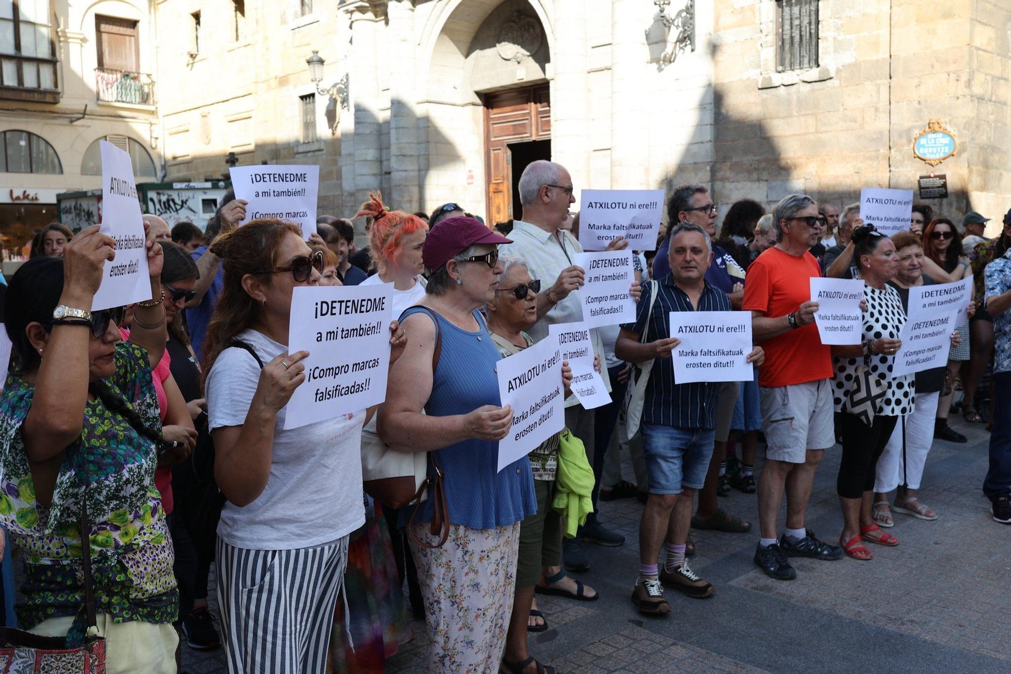 En imágenes: concentración de los manteros de Bilbao