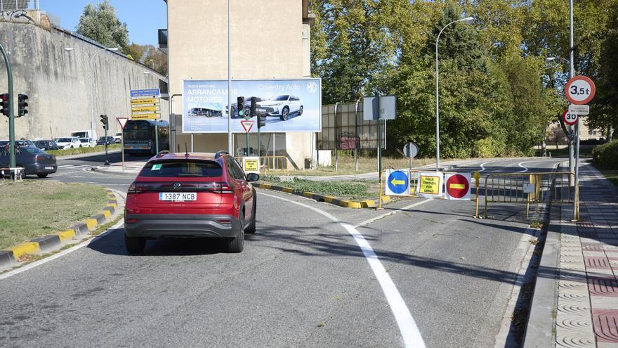 Fotos de las líneas serpenteantes de la carretera de la Universidad de Navarra