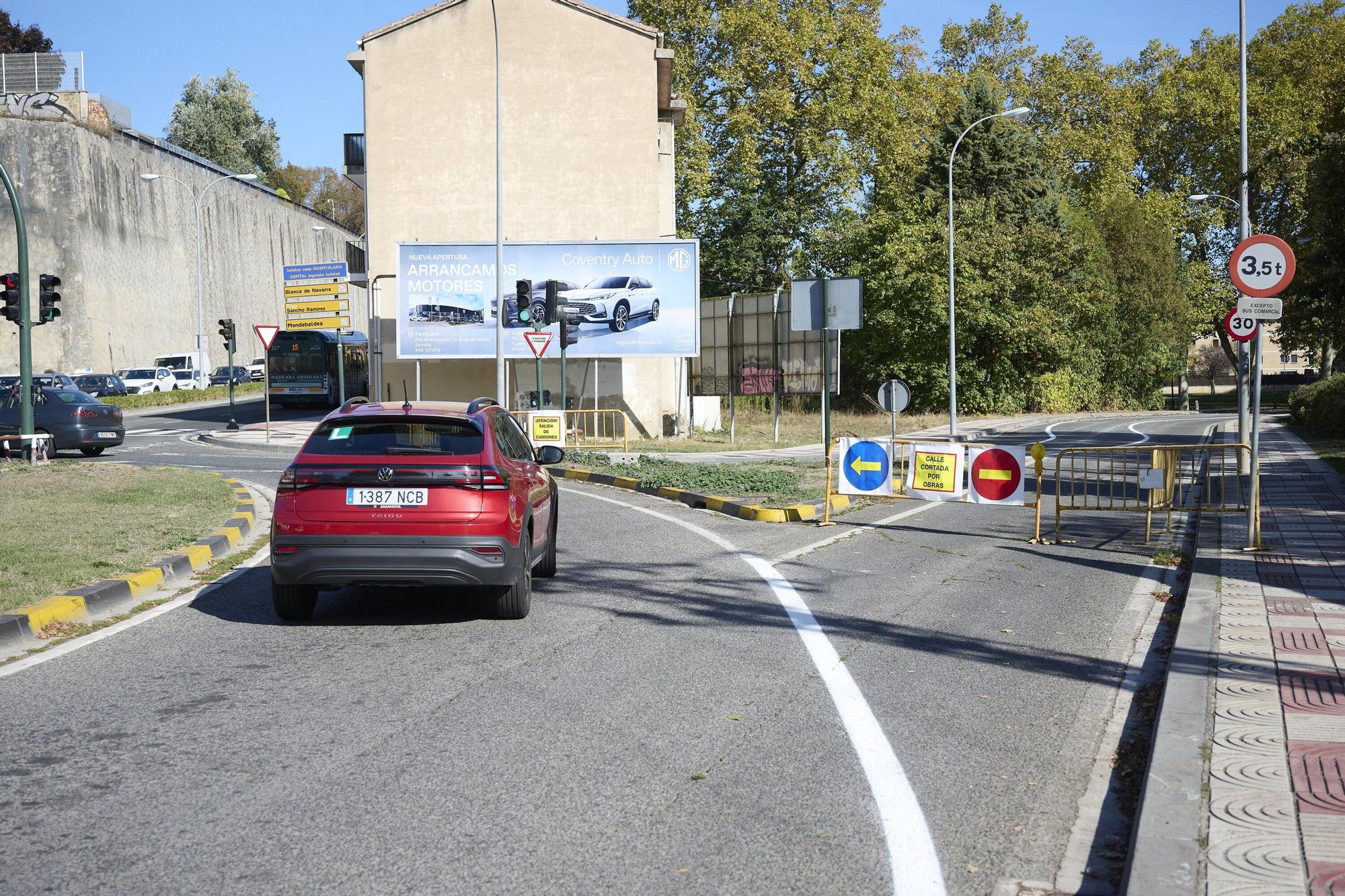 Fotos de las líneas serpenteantes de la carretera de la Universidad de Navarra