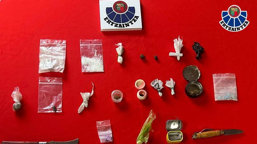 La Ertzaintza abre 17 expedientes por drogas y armas en un local del ensanche de Vitoria-Gasteiz