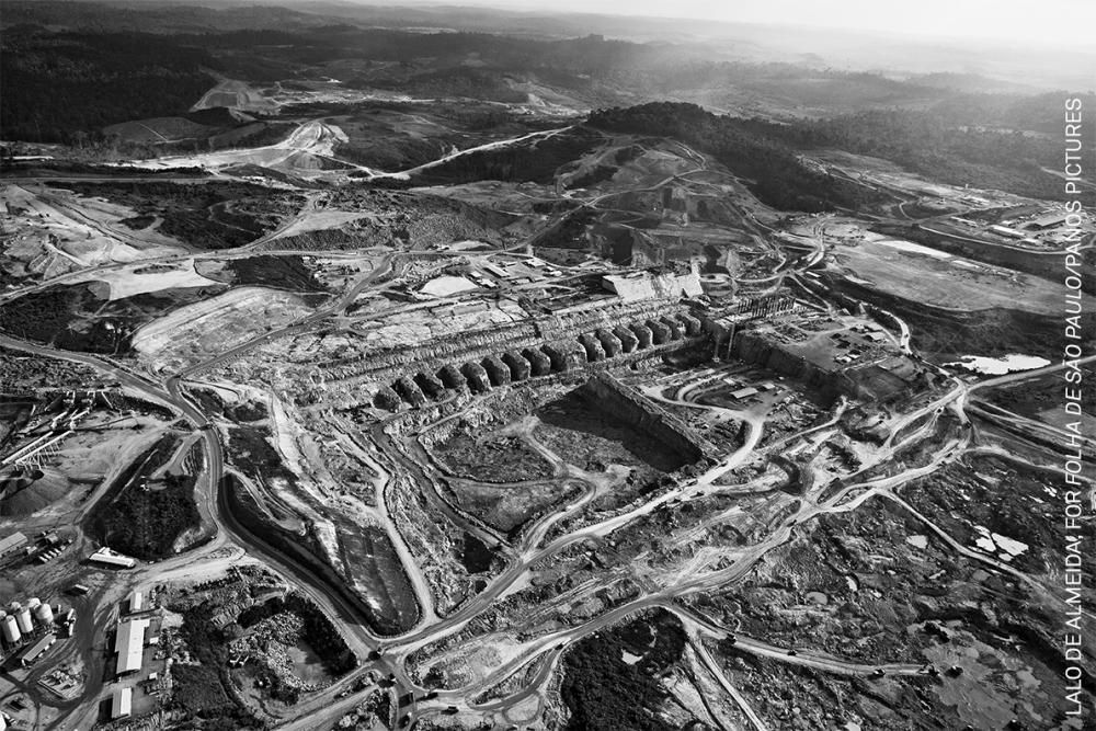 Una vista aérea de la construcción de  la Presa de Belo Monte en el río Xingú (Altamira, Pará, Brasil). Más del 80% del agua del río ha sido desviada de su curso natural para construir el proyecto hidroeléctrico. el drástico reducción en el flujo de agua tiene un efecto adverso impacto tanto en el medio ambiente como en los medios de vida de los tradicionales comunidades que viven aguas abajo del presa.World Press Photo 2022.